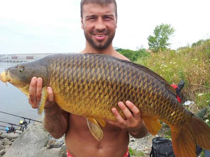 Bute se relaxeaza la pescuit.